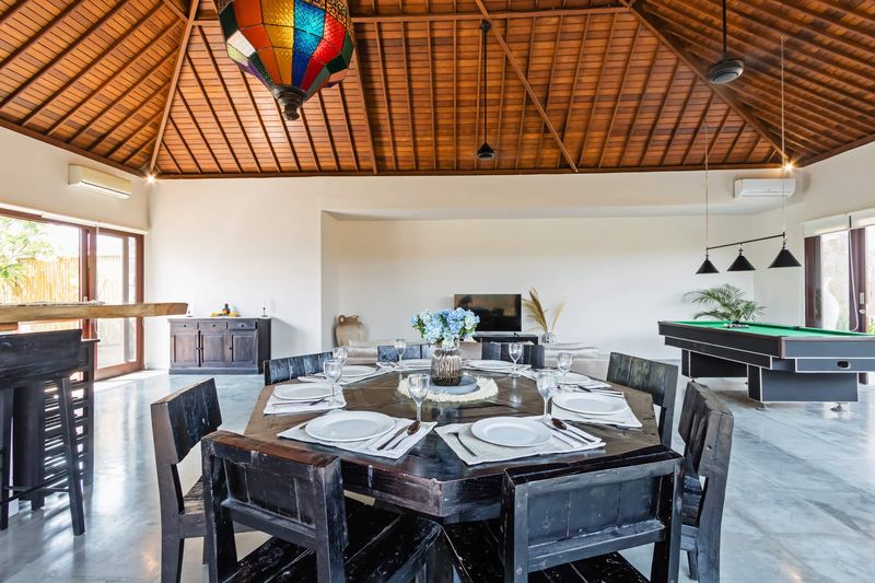 Upper living room with lantern lighting