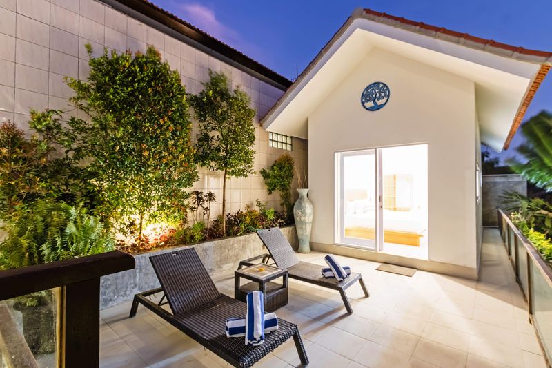 Outdoor lounge and dining terrace