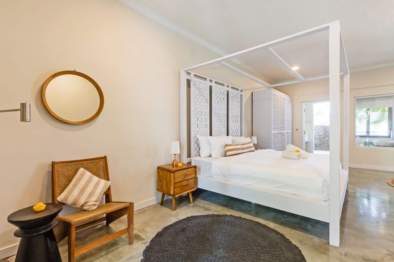 Four-poster bedroom with garden outlook