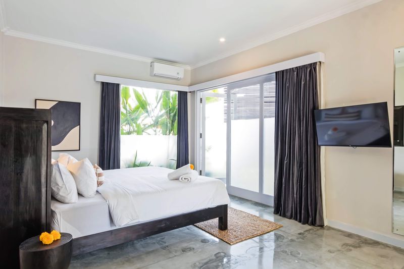 Four-poster bedroom with smart TV